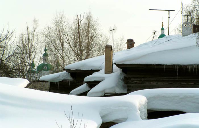 Сугробы на крышах. Вид на Спасский собор. Фото Л.Пахомовой