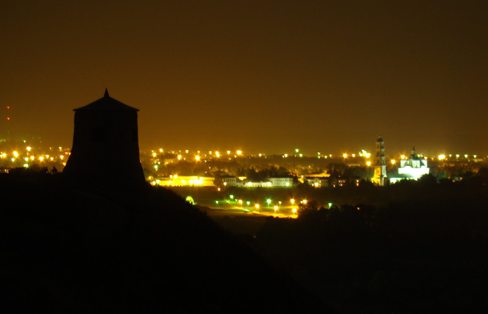 Ночная Елабуга в зареве огней. Фото А.Куклина
