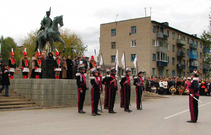 Копья к бою! Начинаются показательные выступления литовских улан. Фото Л.Пахомовой