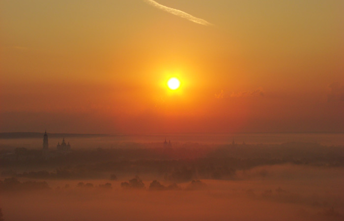 Словно появляется из волн тумана под огромным - красно-золотым - небесным сводом. Фото А.Куклина